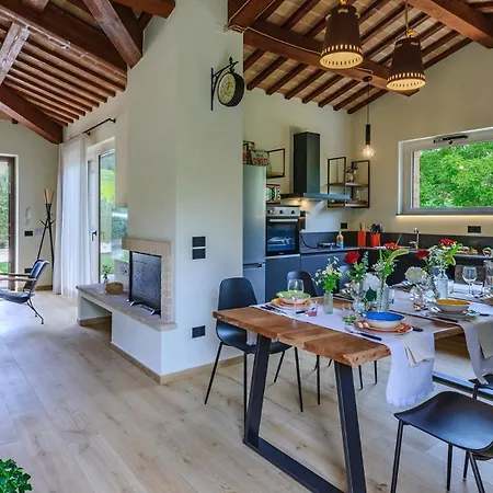 Villino Le Moie 4&2, Emma Fermo